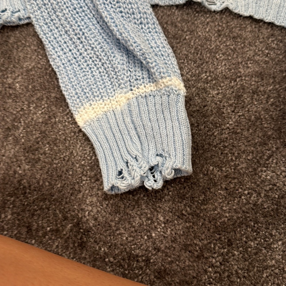 Light blue and white sweater - Picture 4 of 4